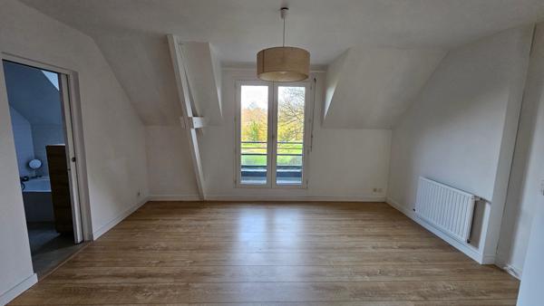 Maison au calme proche bourg, double garage.