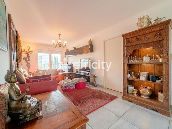 Appartement
         4 pièces
        - 88 m² 380 000 € *