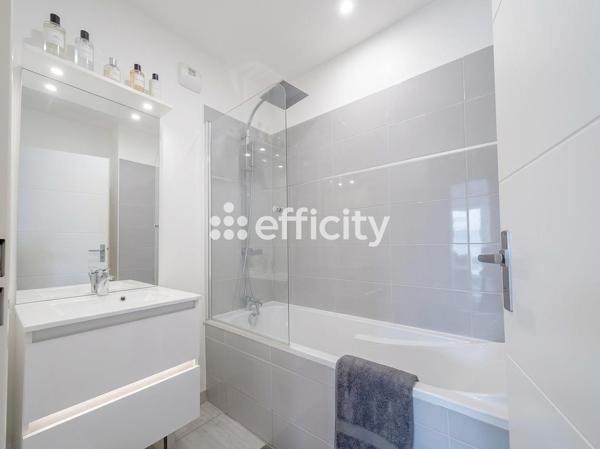 Appartement
         4 pièces
        - 88 m² 380 000 € *