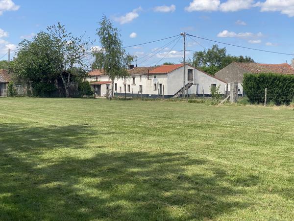Deux maisons entièrement meublées sur un terrain de 1 hectare, situées à seulement 10 minutes de L'Isle-Jourdain et 15 minutes de Confolens.