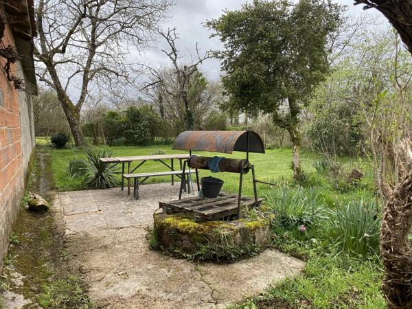 Deux maisons entièrement meublées sur un terrain de 1 hectare, situées à seulement 10 minutes de L'Isle-Jourdain et 15 minutes de Confolens.