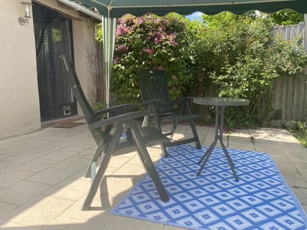 Deux maisons entièrement meublées sur un terrain de 1 hectare, situées à seulement 10 minutes de L'Isle-Jourdain et 15 minutes de Confolens.