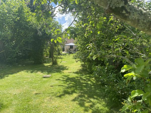 Deux maisons entièrement meublées sur un terrain de 1 hectare, situées à seulement 10 minutes de L'Isle-Jourdain et 15 minutes de Confolens.