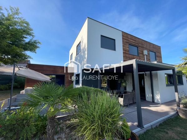 Contemporaine singulière dans un cadre exclusif