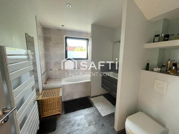 Contemporaine singulière dans un cadre exclusif