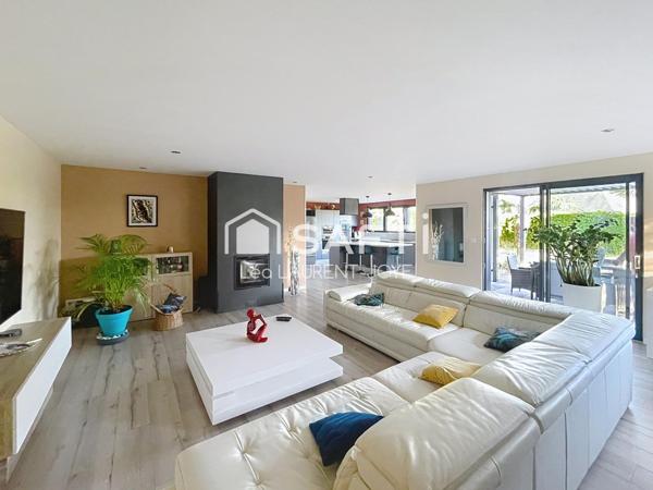 Contemporaine singulière dans un cadre exclusif