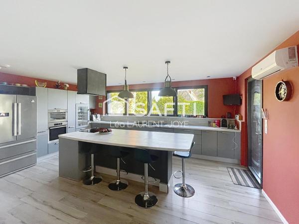 Contemporaine singulière dans un cadre exclusif