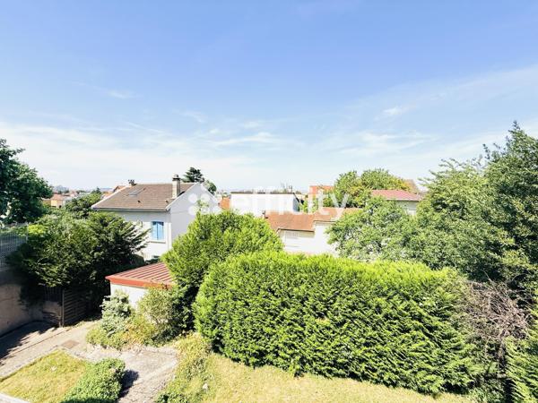 Maison
         5 pièces
        - 150 m² Exclusivité 750 000 € *