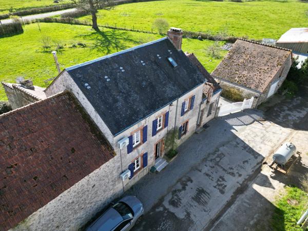 Grande maison de hameau avec maison d’amis dans un environnement paisible
