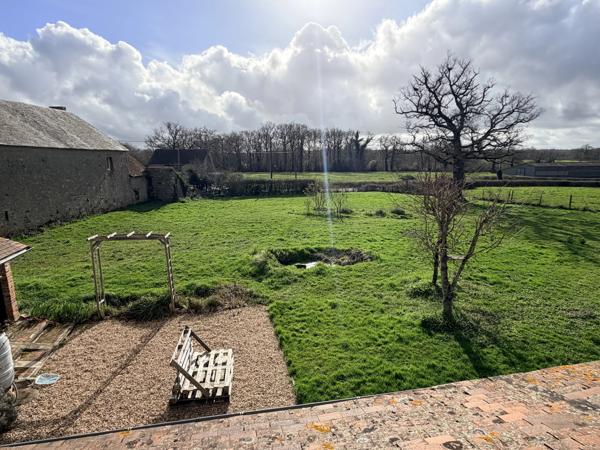 Grande maison de hameau avec maison d’amis dans un environnement paisible