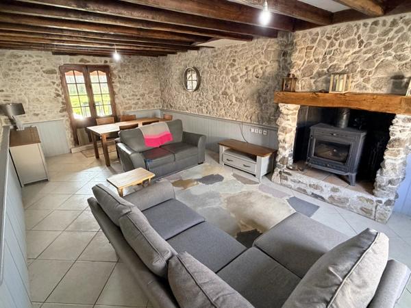 Grande maison de hameau avec maison d’amis dans un environnement paisible