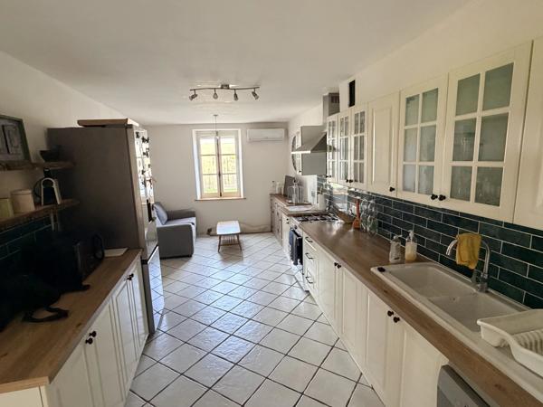 Grande maison de hameau avec maison d’amis dans un environnement paisible