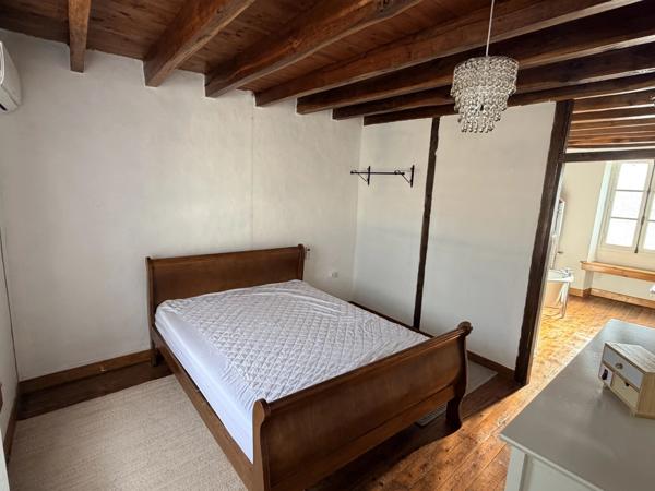 Grande maison de hameau avec maison d’amis dans un environnement paisible