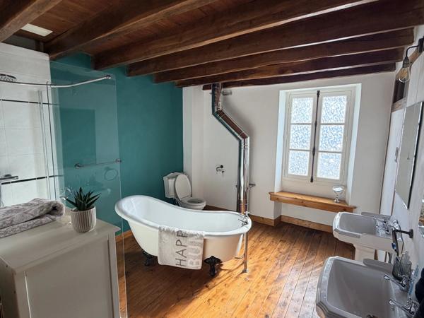 Grande maison de hameau avec maison d’amis dans un environnement paisible