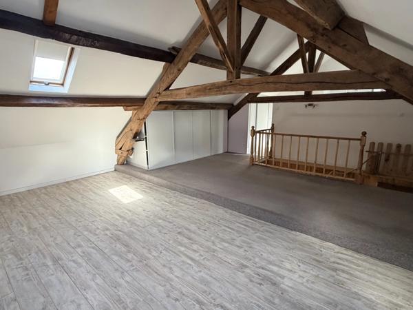 Grande maison de hameau avec maison d’amis dans un environnement paisible