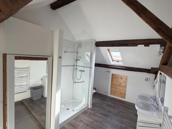 Grande maison de hameau avec maison d’amis dans un environnement paisible