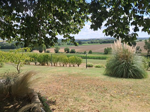 Maison à vendre P5 -160m2- Terrain 4044m2-Dépendances -Proche Astaffort