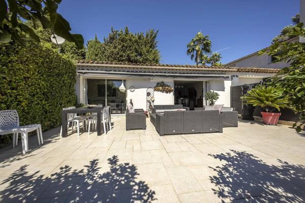 Antibes (Saint Jean) – Villa avec garage, jardin et piscine