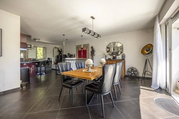 Antibes (Saint Jean) – Villa avec garage, jardin et piscine