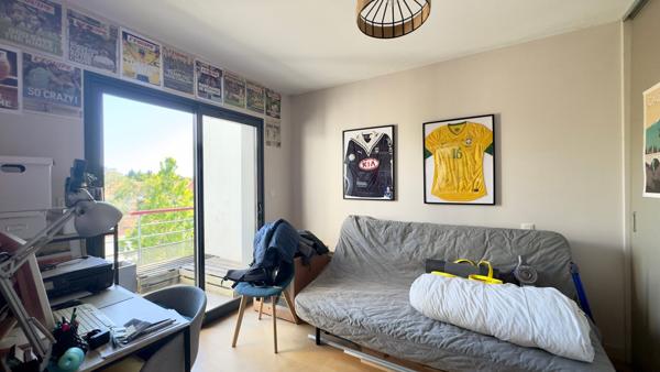 Appartement 3 pieces lumineux avec terrasse sans vis-a-vis et parking securise, au sein d'une petite residence a taille humaine