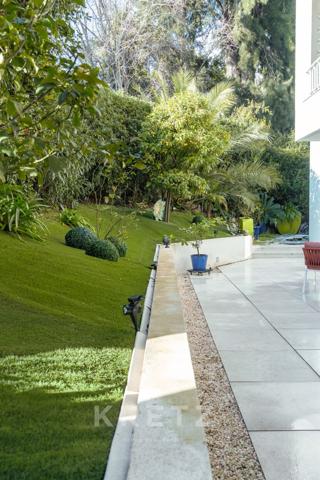 Écrin de Verdure à Deux Pas de la Croisette : L’Exception au Calme Absolu