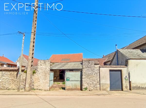 Opportunité pour investisseur sur le secteur d'Etampes ! Ensemble mixte composé de 3 lots avec parking et hang