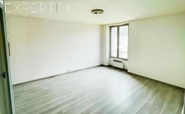 Opportunité pour investisseur sur le secteur d'Etampes ! Ensemble mixte composé de 3 lots avec parking et hang