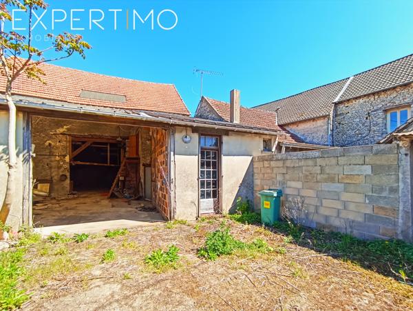 Opportunité pour investisseur sur le secteur d'Etampes ! Ensemble mixte composé de 3 lots avec parking et hang