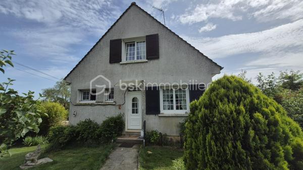 Découvrez cette agréable maison de 117m² habitables, idéale pour une première acquisition, située dans un environnement paisible et verdoyant à Essises 02570 5 min de Chézy sur Marne
Édifiée sur un terrain de 783m² faisant le tour complet de la maison, elle offre de beaux espaces de vie et un fort potentiel d'aménagement.
Au rez-de-chaussée, vous trouverez :
Une cuisine fonctionnelle
Une salle d'eau 
Un vaste salon/salle à manger de 33.4m²
Un accès direct à un balcon permettant de rejoindre le jardin 

À l'étage :
L'espace nuit se compose de deux grandes chambres de 27.08m² et 15.45m² offrant luminosité.

La maison bénéficie également d'un sous-total, idéal pour stockage, garage  ou un aménagement (chambre, cuisine...)  pour une partie invités.
La maison est équipée de fenêtres PVC et cheminée.
