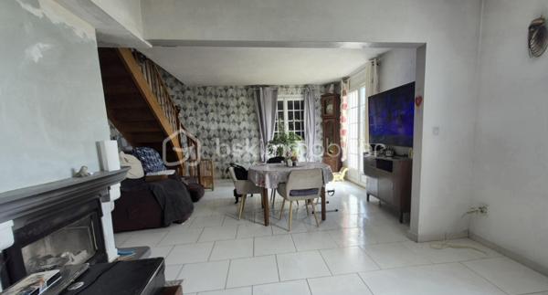 Découvrez cette agréable maison de 117m² habitables, idéale pour une première acquisition, située dans un environnement paisible et verdoyant à Essises 02570 5 min de Chézy sur Marne
Édifiée sur un terrain de 783m² faisant le tour complet de la maison, elle offre de beaux espaces de vie et un fort potentiel d'aménagement.
Au rez-de-chaussée, vous trouverez :
Une cuisine fonctionnelle
Une salle d'eau 
Un vaste salon/salle à manger de 33.4m²
Un accès direct à un balcon permettant de rejoindre le jardin 

À l'étage :
L'espace nuit se compose de deux grandes chambres de 27.08m² et 15.45m² offrant luminosité.

La maison bénéficie également d'un sous-total, idéal pour stockage, garage  ou un aménagement (chambre, cuisine...)  pour une partie invités.
La maison est équipée de fenêtres PVC et cheminée.
