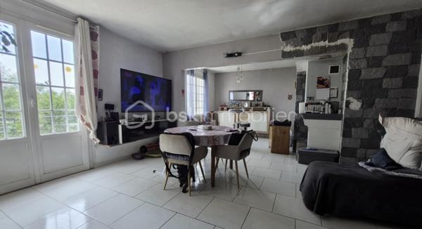 Découvrez cette agréable maison de 117m² habitables, idéale pour une première acquisition, située dans un environnement paisible et verdoyant à Essises 02570 5 min de Chézy sur Marne
Édifiée sur un terrain de 783m² faisant le tour complet de la maison, elle offre de beaux espaces de vie et un fort potentiel d'aménagement.
Au rez-de-chaussée, vous trouverez :
Une cuisine fonctionnelle
Une salle d'eau 
Un vaste salon/salle à manger de 33.4m²
Un accès direct à un balcon permettant de rejoindre le jardin 

À l'étage :
L'espace nuit se compose de deux grandes chambres de 27.08m² et 15.45m² offrant luminosité.

La maison bénéficie également d'un sous-total, idéal pour stockage, garage  ou un aménagement (chambre, cuisine...)  pour une partie invités.
La maison est équipée de fenêtres PVC et cheminée.