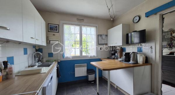 Découvrez cette agréable maison de 117m² habitables, idéale pour une première acquisition, située dans un environnement paisible et verdoyant à Essises 02570 5 min de Chézy sur Marne
Édifiée sur un terrain de 783m² faisant le tour complet de la maison, elle offre de beaux espaces de vie et un fort potentiel d'aménagement.
Au rez-de-chaussée, vous trouverez :
Une cuisine fonctionnelle
Une salle d'eau 
Un vaste salon/salle à manger de 33.4m²
Un accès direct à un balcon permettant de rejoindre le jardin 

À l'étage :
L'espace nuit se compose de deux grandes chambres de 27.08m² et 15.45m² offrant luminosité.

La maison bénéficie également d'un sous-total, idéal pour stockage, garage  ou un aménagement (chambre, cuisine...)  pour une partie invités.
La maison est équipée de fenêtres PVC et cheminée.