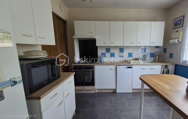 Découvrez cette agréable maison de 117m² habitables, idéale pour une première acquisition, située dans un environnement paisible et verdoyant à Essises 02570 5 min de Chézy sur Marne
Édifiée sur un terrain de 783m² faisant le tour complet de la maison, elle offre de beaux espaces de vie et un fort potentiel d'aménagement.
Au rez-de-chaussée, vous trouverez :
Une cuisine fonctionnelle
Une salle d'eau 
Un vaste salon/salle à manger de 33.4m²
Un accès direct à un balcon permettant de rejoindre le jardin 

À l'étage :
L'espace nuit se compose de deux grandes chambres de 27.08m² et 15.45m² offrant luminosité.

La maison bénéficie également d'un sous-total, idéal pour stockage, garage  ou un aménagement (chambre, cuisine...)  pour une partie invités.
La maison est équipée de fenêtres PVC et cheminée.