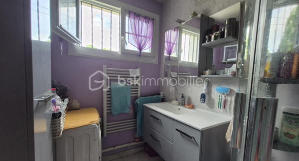 Découvrez cette agréable maison de 117m² habitables, idéale pour une première acquisition, située dans un environnement paisible et verdoyant à Essises 02570 5 min de Chézy sur Marne
Édifiée sur un terrain de 783m² faisant le tour complet de la maison, elle offre de beaux espaces de vie et un fort potentiel d'aménagement.
Au rez-de-chaussée, vous trouverez :
Une cuisine fonctionnelle
Une salle d'eau 
Un vaste salon/salle à manger de 33.4m²
Un accès direct à un balcon permettant de rejoindre le jardin 

À l'étage :
L'espace nuit se compose de deux grandes chambres de 27.08m² et 15.45m² offrant luminosité.

La maison bénéficie également d'un sous-total, idéal pour stockage, garage  ou un aménagement (chambre, cuisine...)  pour une partie invités.
La maison est équipée de fenêtres PVC et cheminée.