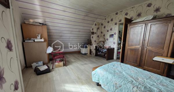 Découvrez cette agréable maison de 117m² habitables, idéale pour une première acquisition, située dans un environnement paisible et verdoyant à Essises 02570 5 min de Chézy sur Marne
Édifiée sur un terrain de 783m² faisant le tour complet de la maison, elle offre de beaux espaces de vie et un fort potentiel d'aménagement.
Au rez-de-chaussée, vous trouverez :
Une cuisine fonctionnelle
Une salle d'eau 
Un vaste salon/salle à manger de 33.4m²
Un accès direct à un balcon permettant de rejoindre le jardin 

À l'étage :
L'espace nuit se compose de deux grandes chambres de 27.08m² et 15.45m² offrant luminosité.

La maison bénéficie également d'un sous-total, idéal pour stockage, garage  ou un aménagement (chambre, cuisine...)  pour une partie invités.
La maison est équipée de fenêtres PVC et cheminée.