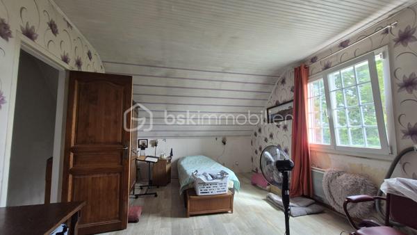 Découvrez cette agréable maison de 117m² habitables, idéale pour une première acquisition, située dans un environnement paisible et verdoyant à Essises 02570 5 min de Chézy sur Marne
Édifiée sur un terrain de 783m² faisant le tour complet de la maison, elle offre de beaux espaces de vie et un fort potentiel d'aménagement.
Au rez-de-chaussée, vous trouverez :
Une cuisine fonctionnelle
Une salle d'eau 
Un vaste salon/salle à manger de 33.4m²
Un accès direct à un balcon permettant de rejoindre le jardin 

À l'étage :
L'espace nuit se compose de deux grandes chambres de 27.08m² et 15.45m² offrant luminosité.

La maison bénéficie également d'un sous-total, idéal pour stockage, garage  ou un aménagement (chambre, cuisine...)  pour une partie invités.
La maison est équipée de fenêtres PVC et cheminée.