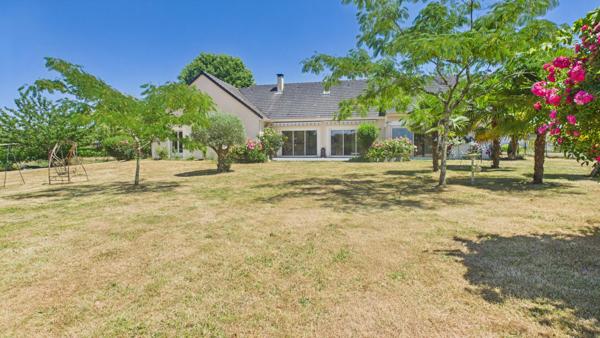 Maison plain pied avec parc arboré en lisière de forêt
