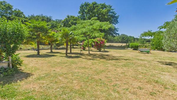 Maison plain pied avec parc arboré en lisière de forêt