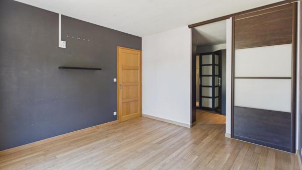 Maison plain pied avec parc arboré en lisière de forêt