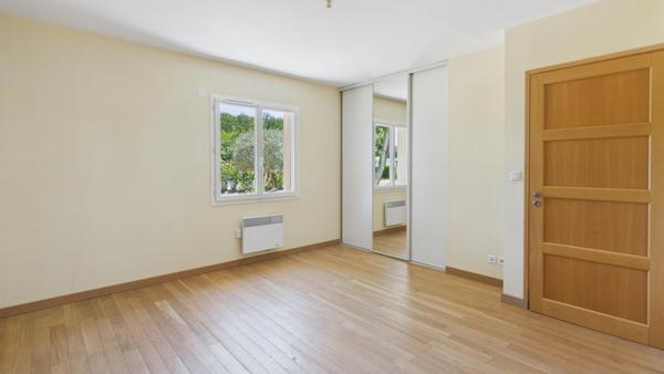 Maison plain pied avec parc arboré en lisière de forêt