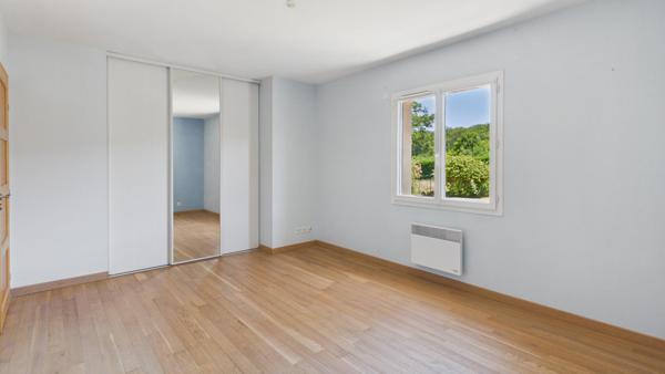Maison plain pied avec parc arboré en lisière de forêt