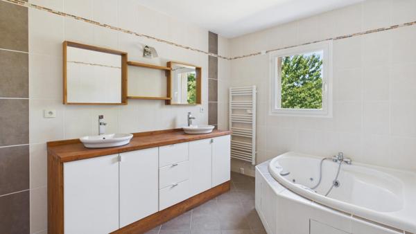 Maison plain pied avec parc arboré en lisière de forêt