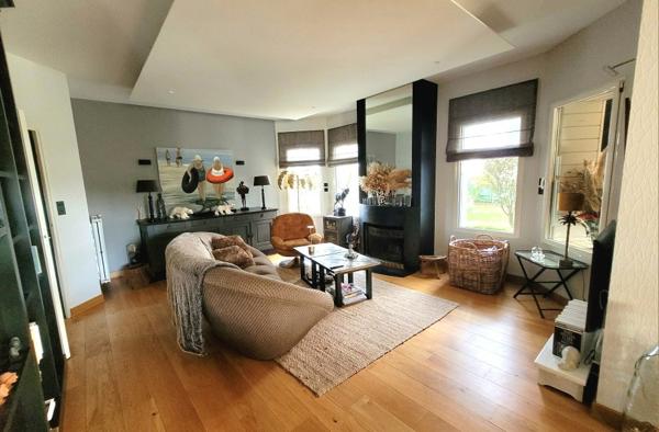 Saint-Grégoire (35760) MAISON D'ARCHITECTE DE 240 M2 AVEC PISCINE SUR TERRAIN DE 1700 M2 A SAINT GREGOIRE