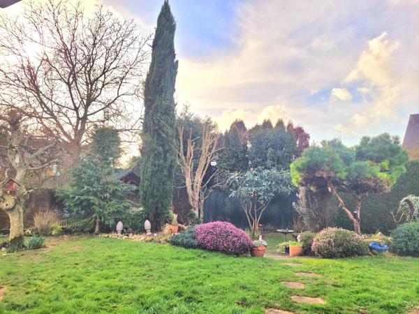 Saint-Grégoire (35760) MAISON D'ARCHITECTE DE 240 M2 AVEC PISCINE SUR TERRAIN DE 1700 M2 A SAINT GREGOIRE