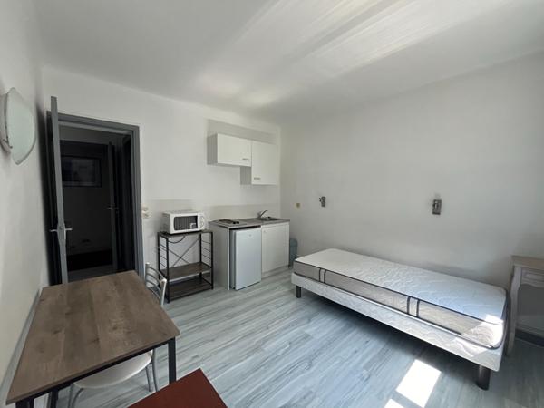 Immeuble Nevers 18 studios + un T3, rentabilité excellente, meublé, airbnb, 2h30 PARIS, ancien Hôtel