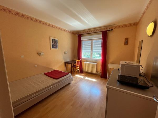 Immeuble Nevers 18 studios + un T3, rentabilité excellente, meublé, airbnb, 2h30 PARIS, ancien Hôtel