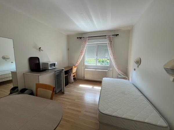 Immeuble Nevers 18 studios + un T3, rentabilité excellente, meublé, airbnb, 2h30 PARIS, ancien Hôtel