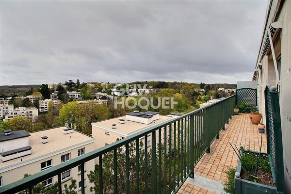 A vendre à Ville-d'Avray - Appartement 5 pièces traversant avec vue dégagée dans son écrin de verdure - Réf. T4523