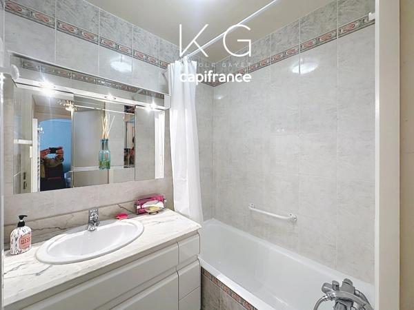 Deauville, place Morny, bel appartement T2 à vendre 33m2 au 2e étage, balcon sur jardins, cave