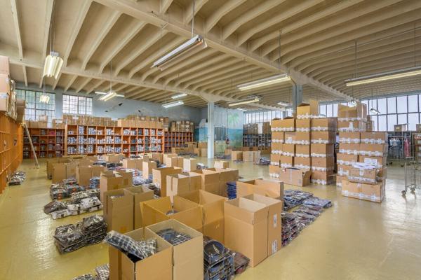 Entrepôt sur les quais de Saône, à rénover, avec jardin privatif et grande cave